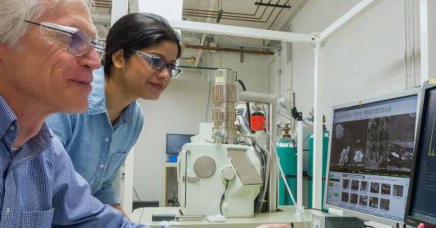 Two researchers from ANL's CSE energy-dispersive X-ray