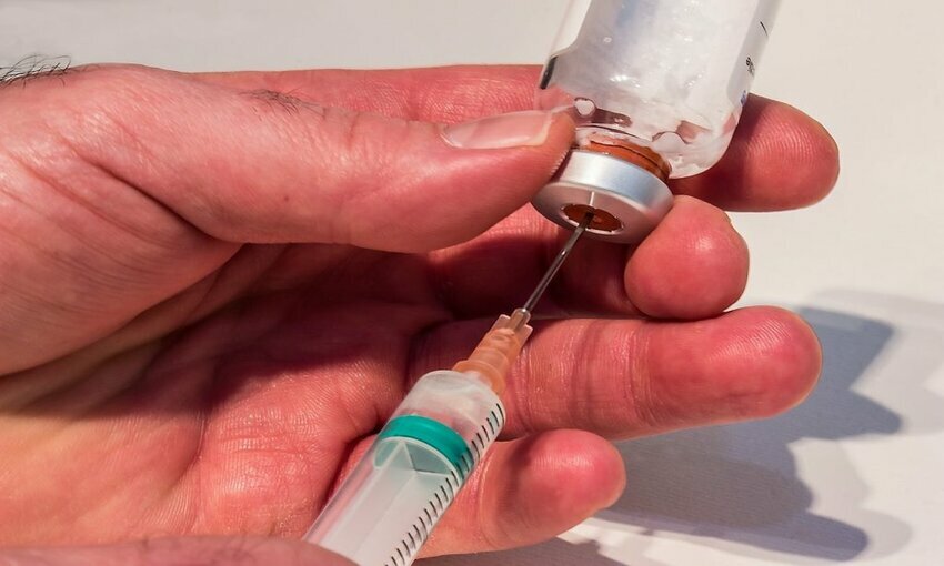 vial hands injection