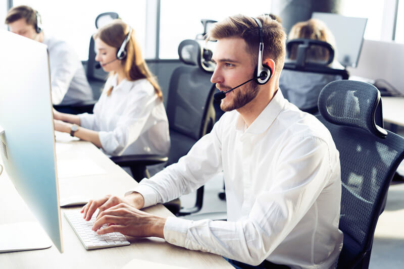 Worker in front of a laptop at a call center